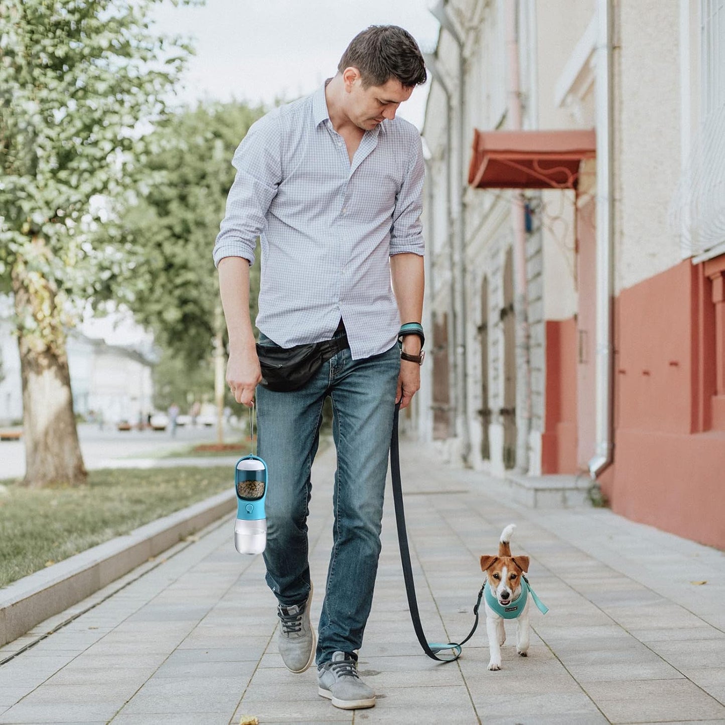 Botella de agua para perros con contenedor de alimento.